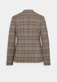Hnědý kostkovaný blazer s texturovanou tkaninou, klopovým límcem a fialovými a béžovými akcenty. Dlouhé rukávy s knoflíkovými manžetami.