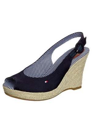 Marineblauwe sleehak met slingback, open teen, ruitjesprint voering, klein vlaglogo en gevlochten espadrilles hak.