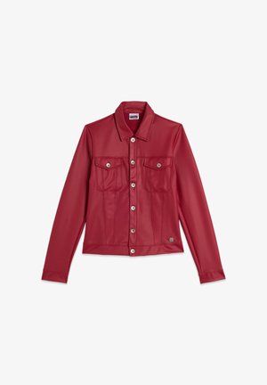 Chaqueta de cuero sintético roja con mangas largas, cierre de botones, dos bolsillos en el pecho y detalles de hardware plateado. Textura suave y corte entallado.