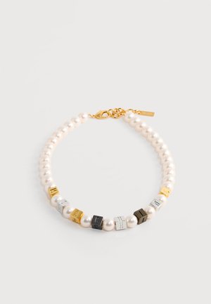 Collier de perles composé de perles blanches et de perles métalliques carrées en tons or, argent, noir et gris. Fermoir doré avec un détail d'étiquette de marque.