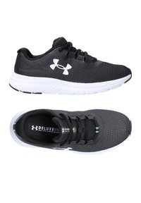 Zapatillas deportivas negras con un upper de malla, logo blanco y suela acolchada. Presenta un diseño con cordones y una superficie texturizada para mejor agarre.