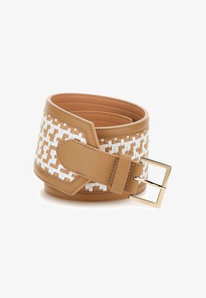 Leren riem in bruine kleur met wit geweven patroon en gouden rechthoekige gesp, opgerold op een witte achtergrond.