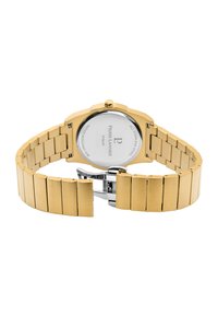 Reloj de acero inoxidable dorado con una correa metálica suave, eslabones rectangulares y una caja redonda. Presenta una parte posterior transparente con grabado de la marca.