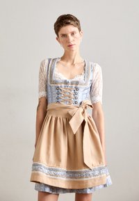 Traditionelles Dirndlkleid mit einem hellblauen Oberteil mit Spitzenärmel, floralen Mustern und einem beigen Rock mit einer Schleife in der Taille.