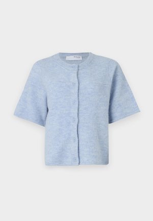 Cardigan léger bleu clair à manches courtes fabriqué en tricot doux, avec un col rond et cinq boutons sur le devant.