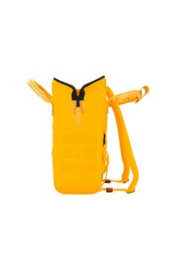 Gelber Rucksack aus robustem Material, mit einem schwarzen Reißverschluss, verstellbaren Trägern, Seitentaschen und horizontalen Gurten zur Befestigung.
