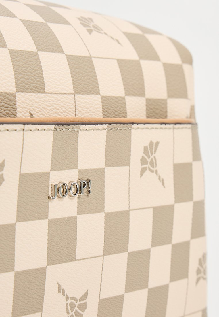 Karobag aus Leder in Beige und Hellbraun; mit geprägten Blumenmustern und einem silbernen "JOOP!"-Logo. Glatte Textur.