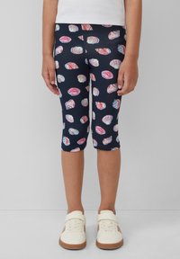 Marine leggings met een patroon van kleurrijke schelpen, gemaakt van rekbare stof met een gladde textuur, eindigend net onder de knie.