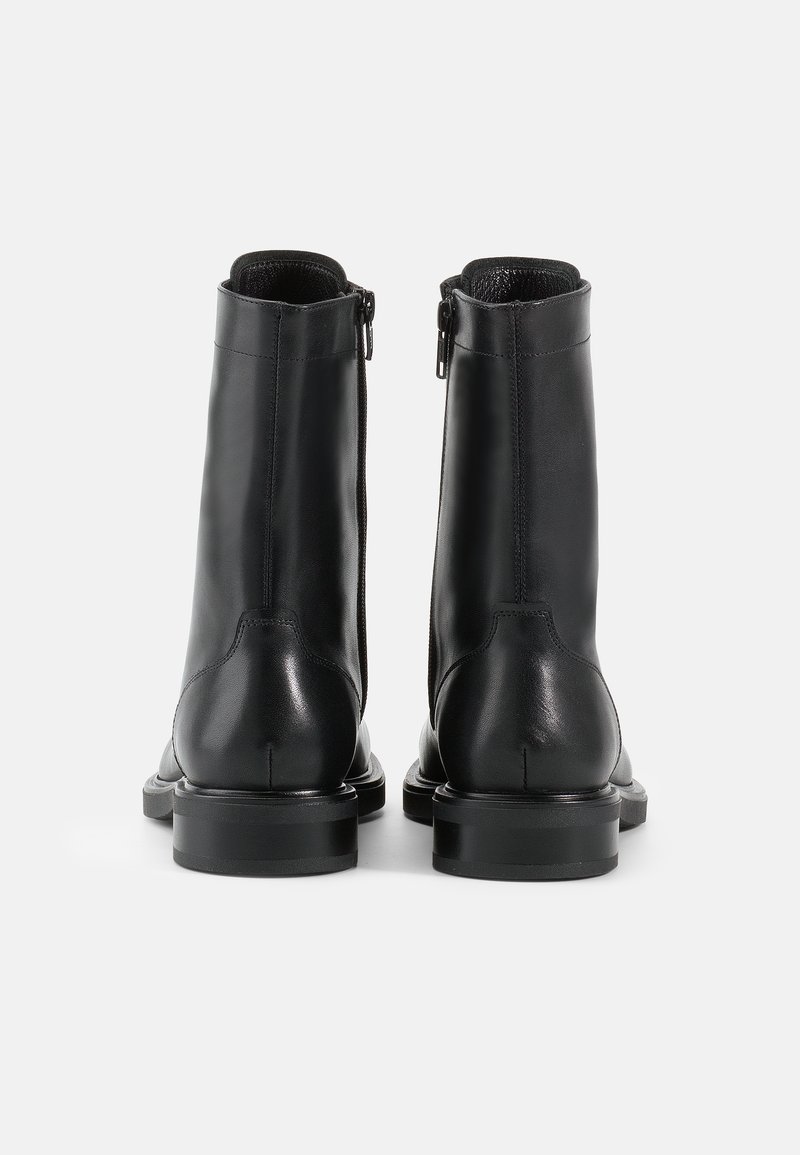 Schwarze Leder-Stiefeletten mit glatter Oberfläche, Reißverschluss und runder Zehenpartie. Verfügt über eine flache Gummisohle und minimale Nähdetails.