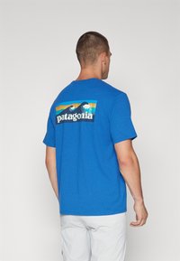 Patagonia BOARDSHORT LOGO POCKET RESPONSIBILI-TEE - Apdrukāts T-krekls - endless blue