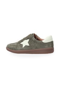 Suede tenisky v tmavě zelené barvě s krémovým hvězdným akcentem. Zaoblená špička, šněrování a hnědá gumová podrážka. Jemně texturovaný povrch.