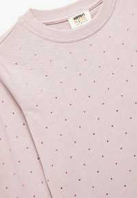 Lichtroze katoenen sweatshirt met verspreide glanzende roségouden accenten en een ronde halslijn, geschikt voor kinderkleding.