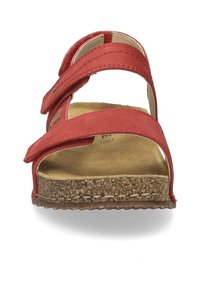 Røde sandaler med to justerbare stropper, en tekstureret korkfodbed og en fleksibel gummisål, der har en glat overflade og et minimalistisk design.