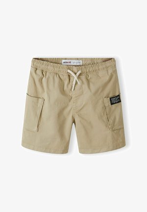 Šviesiai rudos maudymosi šortai, pagaminti iš lengvos medžiagos, su elastinga juosmens juosta su raišteliu, šoninėmis kišenėmis ir pleistru, esančiu kairėje pusėje.