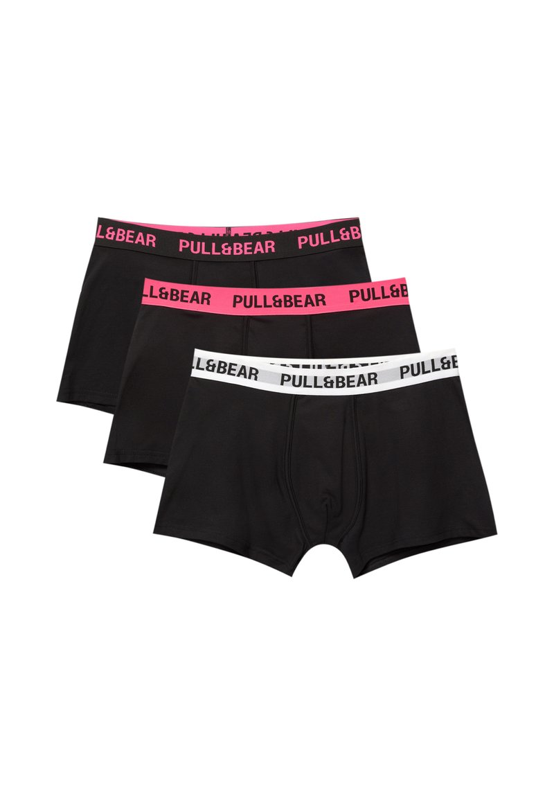 Zwarte boxershorts in een verpakking van drie. Voorzien van elastische taillebanden in roze en wit, elk met het "PULL&BEAR"-merk. Glad stoftextuur.