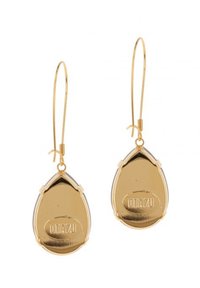 Gouden druppeloorbellen met een gepolijste afwerking, voorzien van een gegraveerd logo en dunne draadhaken voor bevestiging.