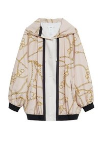 Lekka kurtka z kapturem w różowym materiale z wzorem złotych łańcuchów. Posiada biały przedni panel oraz czarne mankiety i dół. Zapięcie na zatrzask.