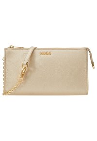 Złota torebka kopertowa o teksturowanej powierzchni z zamkiem błyskawicznym, posiada odpinany pasek na ramię oraz akcent z logo z przodu. Kompaktowy, prostokątny kształt.