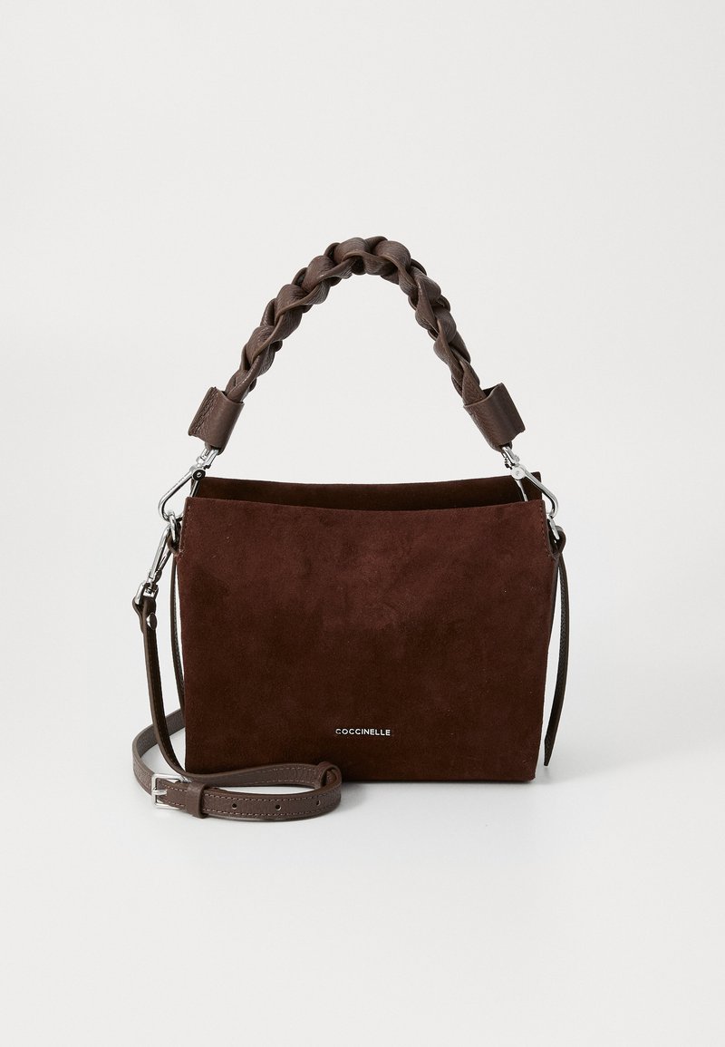 Borsa in suede marrone con manico intrecciato, forma piatta, chiusura magnetica e tracolla regolabile. Presenta un logo sulla parte frontale.