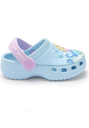 Lyseblå børne-crocs med lilla hælrem og farverige havtema-dekorationer på toppen, inklusive bobler, bølger og en musling.