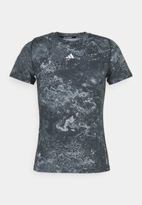 Kortermet svart sportskjorte med grå marmorert mønster, laget av glatt stoff, med rund hals og Adidas-logo på brystet.