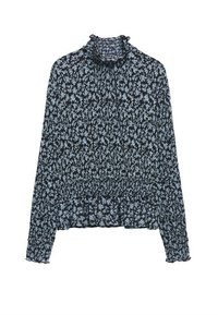 Blouse noire texturée avec un col à volants et des manches longues, présentant un petit imprimé floral bleu et des fronces à la taille.