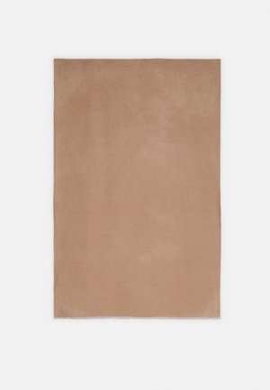 Morceau rectangulaire de tissu en daim marron clair avec des bords légèrement irréguliers sur un fond blanc uni.