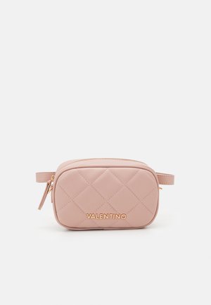 Mała różowa pikowana nerka z złotym zamkiem błyskawicznym i logo "VALENTINO" w złotych literach na przodzie.