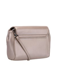 Beige Handtasche mit glatter Textur, Klappenverschluss und einem dünnen Schulterriemen. Verfügt über eine kleine Reißverschlusstasche auf der Rückseite. Kompakte, rechteckige Form.