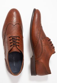 Pier One Elegantní šněrovací boty - cognac