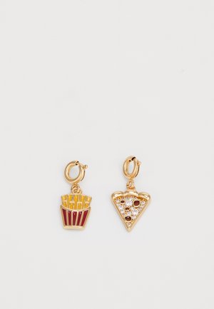 Boucles d'oreilles dorées avec un charme de frites françaises rouge et jaune et un charme de tranche de pizza avec une croûte texturée et des accents gemmes.