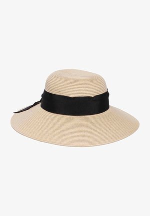 Cappello di paglia beige a tesa larga con corona arrotondata e una fascia nera larga legata intorno alla base della corona.