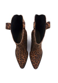 Botine cu imprimeu leopard, cu vârful ascuțit, din material din suede și cu bucle de prindere pe laterale. Toc plat, cu căptușeală interioară netedă.