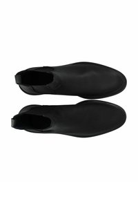 Botas negras de cuero hasta el tobillo con textura suave, paneles laterales elásticos y una tira en la parte posterior para facilitar su uso. Suelas planas de goma.