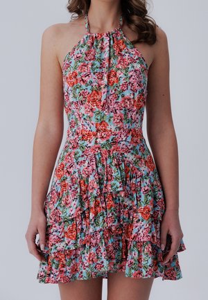 Kwiatowa sukienka na szyję z niebieskim tłem, pokryta różowymi i czerwonymi różami, z warstwowymi falbanami u dołu i gładką fakturą materiału. Regulowane paski do wiązania.