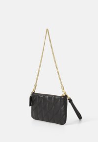 Kvadrātveida melna ādas crossbody soma ar zelta ķēdes siksnu, ar rāvējslēdzēju un noņemamu rokas somiņu. Iekļauj gludu tekstūru un strukturētu formu.