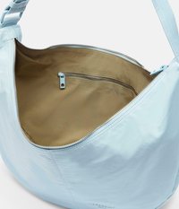 Lichtblauwe handtas met een gladde leren buitenkant, ritssluiting en een tan interieur met een klein ritsvakje.