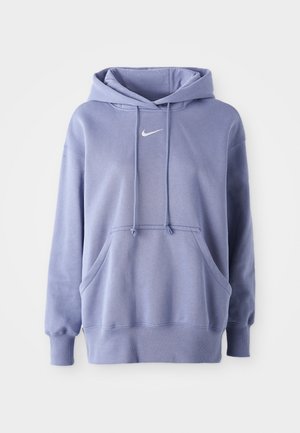 Svetlofialová mikina Nike vyrobená z jemného materiálu, s prednou kapsou, kapucňou so šnúrkou a malým bielym logom na hrudi.