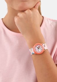 Bunter Blumenuhren mit einem pinkfarbenen Stoffarmband und einem runden orangen Gehäuse, ausgestattet mit einem weißen Zifferblatt und schwarzen Stundenmarkierungen sowie Zeigern.