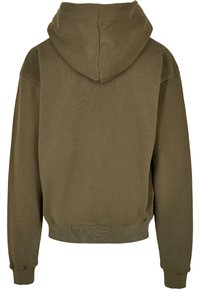 Felpa con cappuccio verde oliva, dal taglio rilassato, con polsini e orlo a costine, caratterizzata da una texture liscia e senza loghi o grafiche visibili.