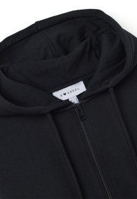 Sudadera con cremallera negra de textura suave, que cuenta con capucha ajustable y una etiqueta en el interior que dice "B ♥ ANGEL." Cierre de cremallera suave.