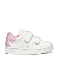 Baskets en cuir blanc avec des accents roses, design perforé, deux sangles Velcro et semelles en caoutchouc. La marque est visible sur le côté.