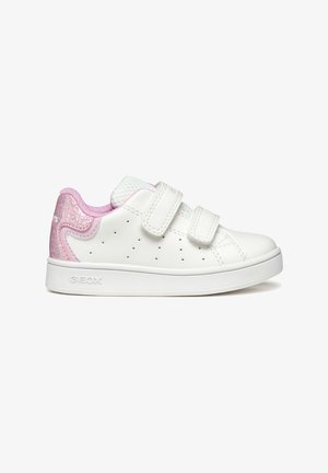 Sneakers bianchi in pelle con dettagli rosa, design perforato, due fasce in Velcro e suole in gomma. Il marchio è visibile sul lato.