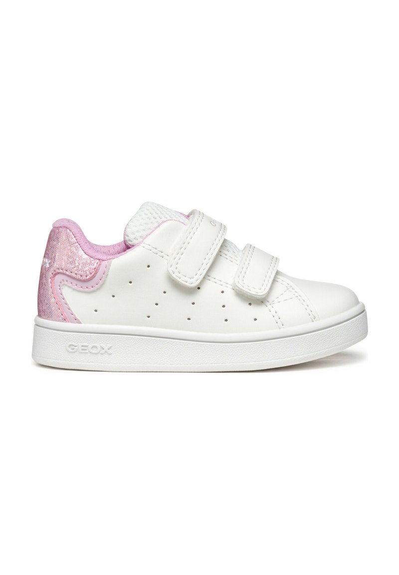 Baskets en cuir blanc avec des accents roses, design perforé, deux sangles Velcro et semelles en caoutchouc. La marque est visible sur le côté.