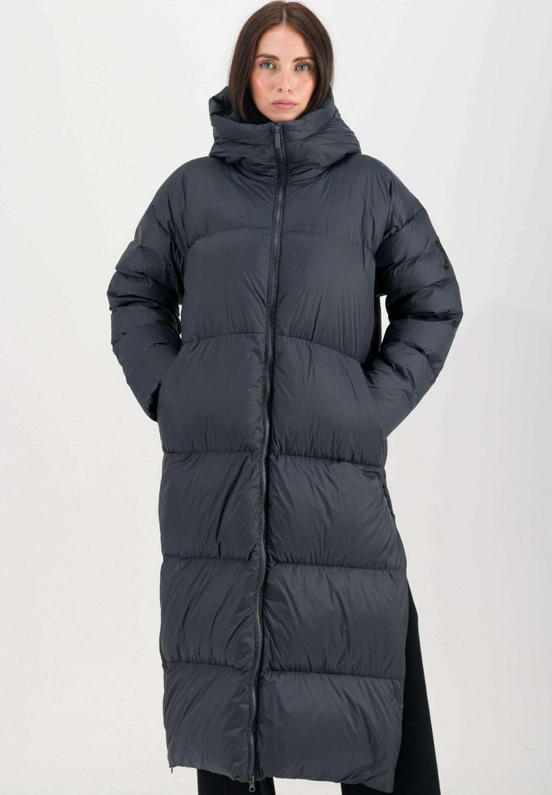 Manteau long, duveteux, de couleur gris foncé avec une capuche, doté d'une fermeture éclair à l'avant et de poches latérales, conçu avec des sections matelassées pour l'isolation.