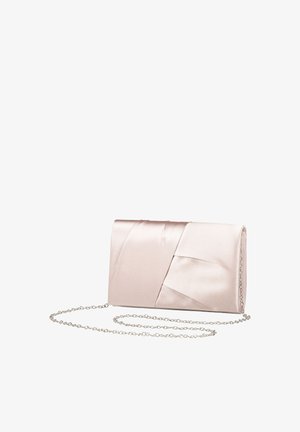 Satin clutch tas in zacht roze met een geplooid ontwerp; voorzien van een zilveren schouderband en een strakke rechthoekige vorm.