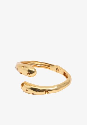 Otvorený zlatý náramok s vloženými jantárovými a hnedými drahokamami, so štýlom mierne nepravidelných vlniek a zapínaním na záves.