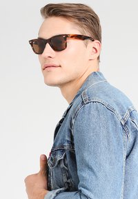 Ray-Ban WAYFARER UNISEX - Óculos de sol - tortoise/crystal brown