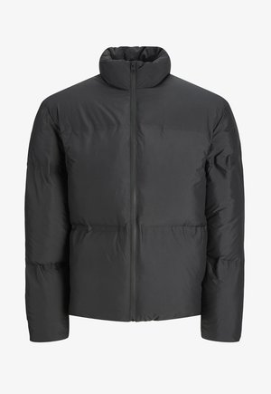 Crna podstavljena jakna s visokim ovratnikom, punim zatvaranjem na zip i horizontalnim šavnim detaljima. Materijal izgleda glatko i blago sjajno.