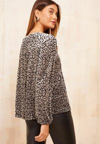 Friends Like These LONG SLEEVE VELVET ELASTICATED NECK - REGULAR FIT - Bluza - black silver animal